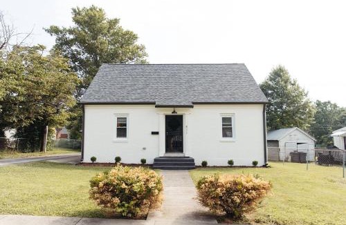 Lexington House | “Ivory Inn” - Cozy Modern Stay w/Hot Tub - LEX
