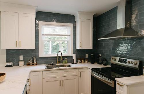Lexington House | “Ivory Inn” - Cozy Modern Stay w/Hot Tub - LEX
