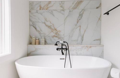 Lexington House | “Ivory Inn” - Cozy Modern Stay w/Hot Tub - LEX