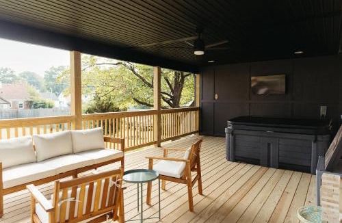 Lexington House | “Ivory Inn” - Cozy Modern Stay w/Hot Tub - LEX