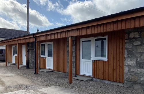 Dyce House | Ivy Cottage-Serviced accommodation