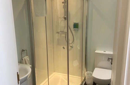 Dyce House | Ivy Cottage-Serviced accommodation