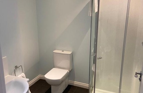 Dyce House | Ivy Cottage-Serviced accommodation