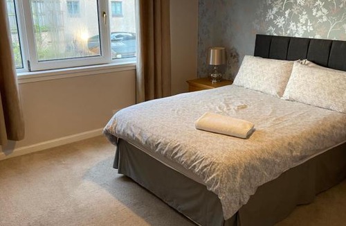 Dyce House | Ivy Cottage-Serviced accommodation