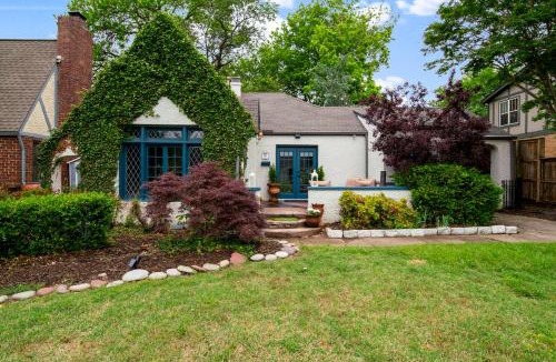 Florence Park House | Ivy Cottage w hot tub by HVNLYhomes
