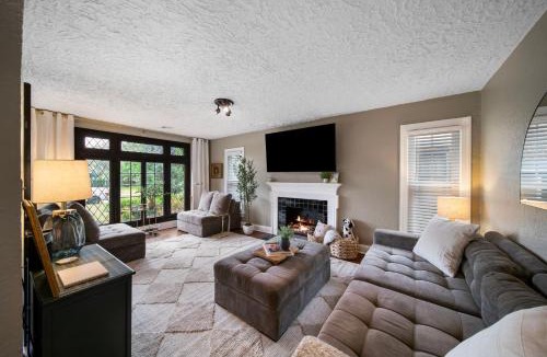Florence Park House | Ivy Cottage w hot tub by HVNLYhomes