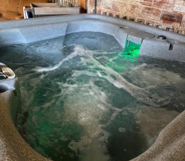 Florence Park House | Ivy Cottage w hot tub by HVNLYhomes