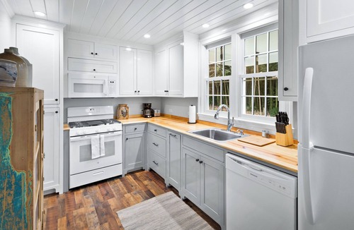 Batesville Cottage | Ivy Cottages | 5 Private Cottages Perfect for Groups & Weddings