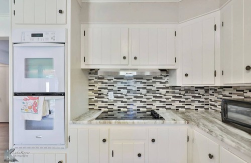 Abilene House | Ivy Lodge (Sleeps 8 | 5 Tvs)