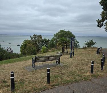 Westcliff-on-Sea House | Ivy on Sea Villa