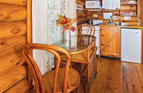 Benton Cabin | Ivy quaint tiny cabin creekside - Riverside Resort