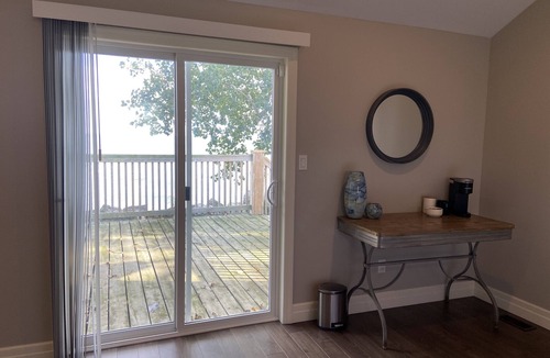 Leamington House | Izzy's Lookout Lake House - Spacious 2 bedroom house