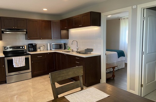 Leamington House | Izzy's Lookout Lake House - Spacious 2 bedroom house