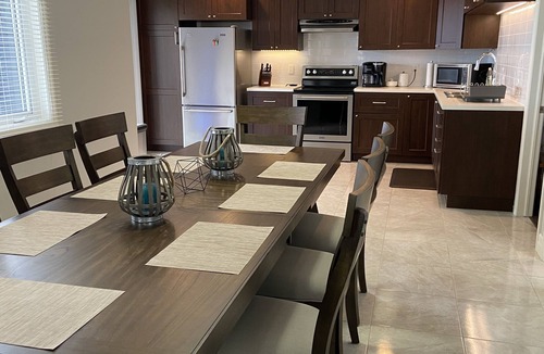 Leamington House | Izzy's Lookout Lake House - Spacious 2 bedroom house