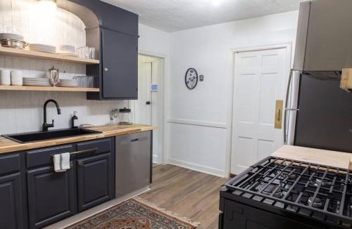 East Memphis House | J Birds' Cottage Midtown Memphis