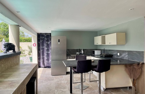 Entraigues-sur-la-Sorgue Apartment | J & J Home