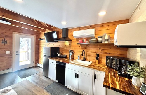 Fort Kent Mills House | J19 South Direct Trail Access King Suite In Town Fast WiFi Sleeps 7