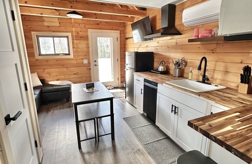 Fort Kent Mills House | J19 South Direct Trail Access King Suite In Town Fast WiFi Sleeps 7