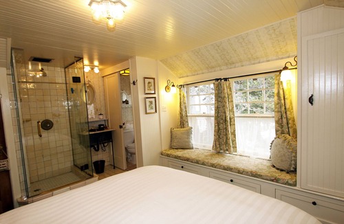Monterey Bed & Breakfast | Jabberwock Inn