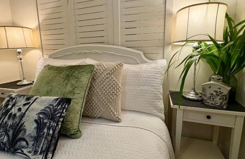 Kenmore Apartment | Jacaranda House Garden Suite