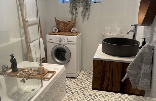 Plympton Apartment | Jacaranda Place - Superior Location