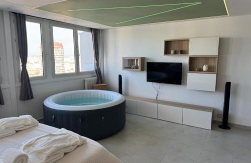 Asiatique Apartment | Jaccuzi, tour Eiffel, Led multicolores Paris 13