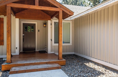 Three Rivers House | JACI97-Updated Home, HUGE Backyard