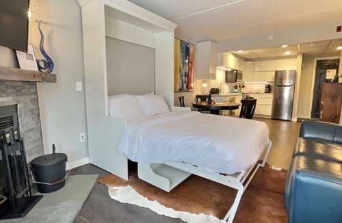Killington Apartment | Jack S`Bearo- AC, Pool, Mountain Views, Hiking, Gym