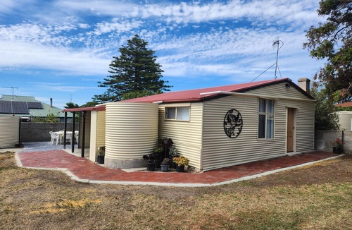 Kingscote House | Jack's Shack Kingscote