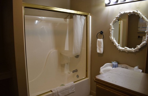 Boswell Hotel | Jack's White River Fishing Resort