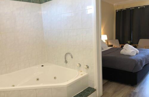 Warwick Hotel | Jackie Howe Motel