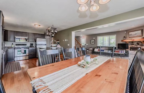Lion's Head House | Jacks Lakeside Retreat with Hot Tub & Dock in Barrow Bay
