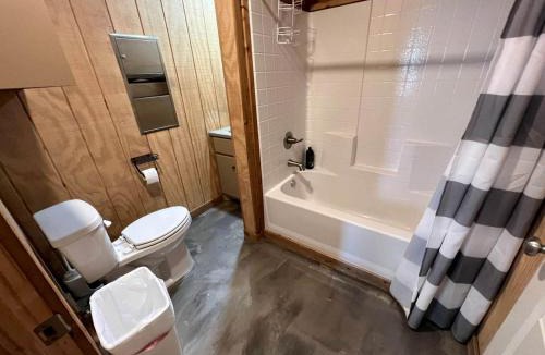 Jacksboro House | Jacksboro Glamping Destination with Sports Facilities in Texas