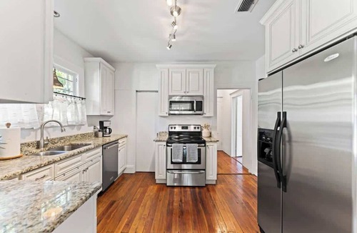 Fairfax House | "Jacksonville Gem: Stylish Home Tropical Backyard