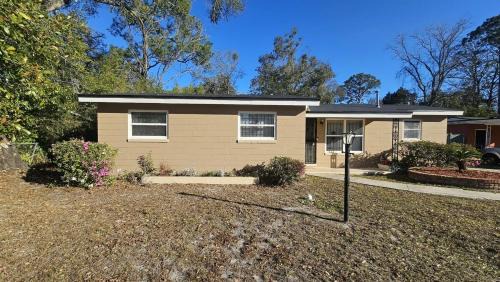 Northside Villa | Jacksonville Getaway Spacious & Comfy