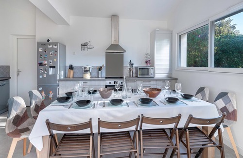 Le Cormier House | Jacuzzi, beach 500m away, 10 adults, 1 child