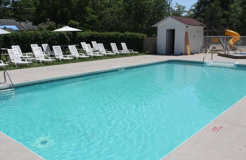 Wasaga Beach Ski Chalet | Jacuzzi Cabin - 25 min to Blue Mountain, 3 min Walk to Beach