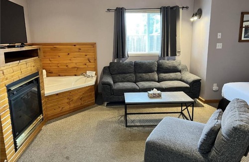 Wasaga Beach Ski Chalet | Jacuzzi Cabin - 25 min to Blue Mountain, 3 min Walk to Beach