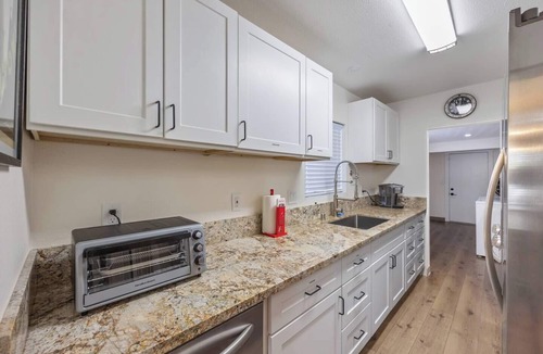 Southeastern Sacramento House | Jacuzzi Delight - Luxe 2BD/2BA Walk to UC Davis Medical Center