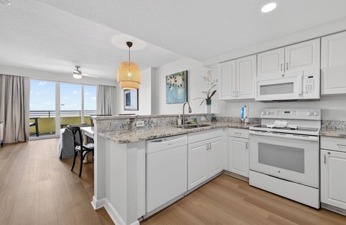 Brush - Stewarts Condo | Jacuzzi Getaway - Ocean Walk