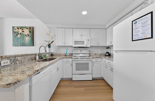 Brush - Stewarts Condo | Jacuzzi Getaway - Ocean Walk