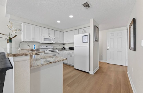 Brush - Stewarts Condo | Jacuzzi Getaway - Ocean Walk