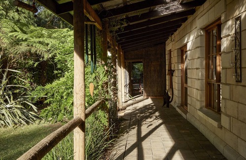 Mount Dandenong House | Jacuzzi lodge: Private rainforest with river