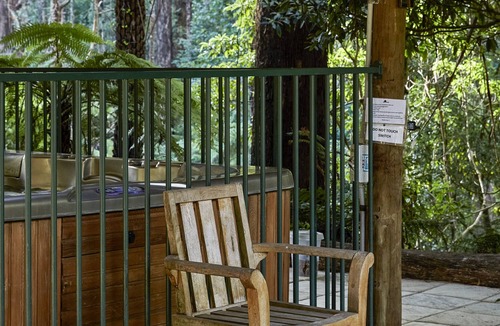 Mount Dandenong House | Jacuzzi lodge: Private rainforest with river