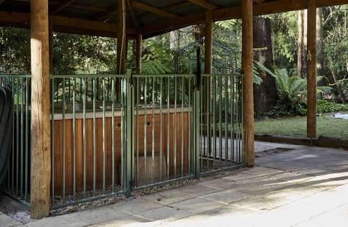 Mount Dandenong House | Jacuzzi lodge: Private rainforest with river