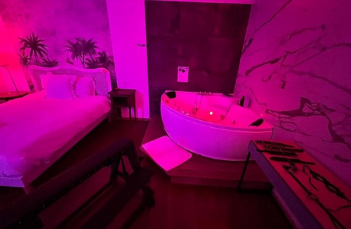 Combat Hotel | Jacuzzi LOVE Suite Climatisé