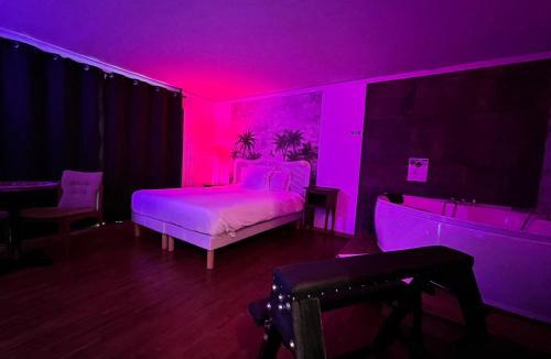 Combat Hotel | Jacuzzi LOVE Suite