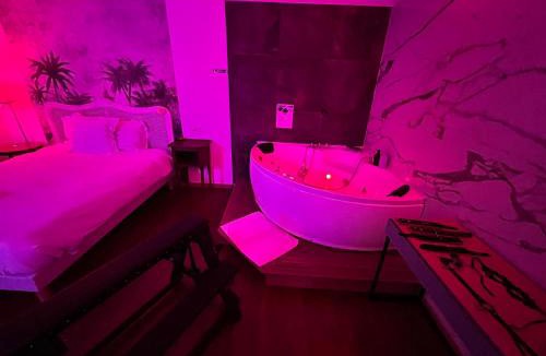 Combat Hotel | Jacuzzi LOVE Suite