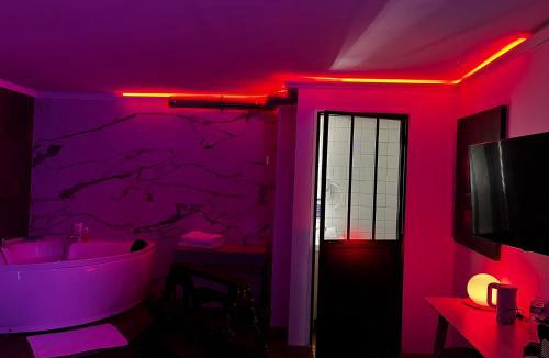 Combat Hotel | Jacuzzi LOVE Suite