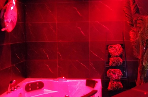 Epernay Apartment | (Jacuzzi, Netflix, Massage)💖 Love & Relax 🛀🍾